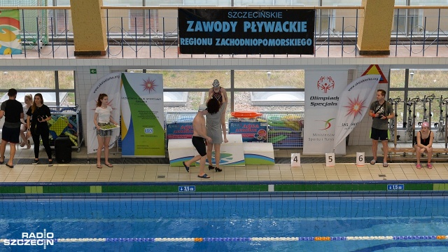Fot. Łukasz Szełemej [Radio Szczecin] Niepełnosprawni ścigali się na basenie SDS-u [ZDJĘCIA]