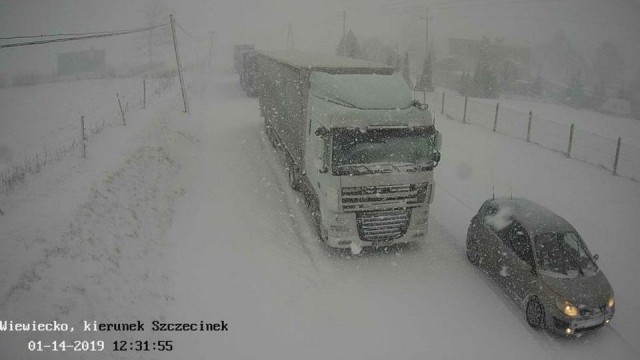 Opady śniegu i utrudnienia na drogach regionu