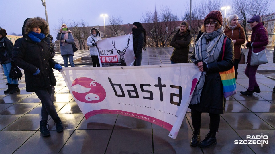 Protest zorganizowała Basta - Inicjatywa na Rzecz Zwierząt. Wzięło w nim udział około 300 osób. Fot. Robert Stachnik [Radio Szczecin]
