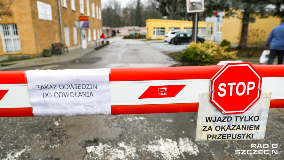 Szpital MSWiA przy ulicy Jagiellońskiej w Szczecinie zamknięty do odwołania. Fot. Robert Stachnik [Radio Szczecin]