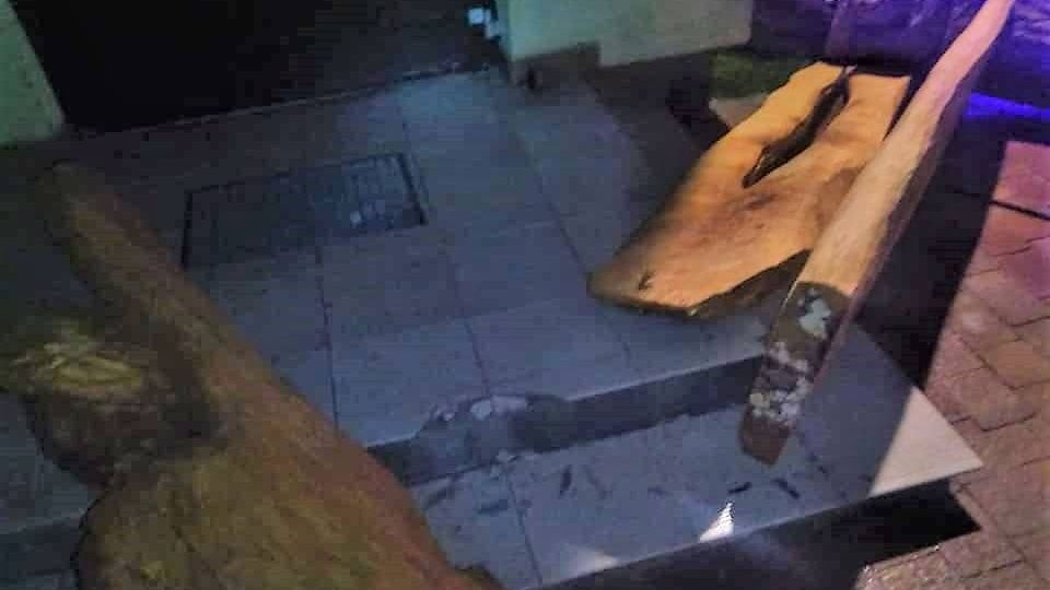 Mężczyzna uszkodził ozdobną, rzeźbioną ławkę z orłami, na placu piknikowym w Przytorze Łunowie. Fot. www.facebook.com/PrezydentSwinoujscia