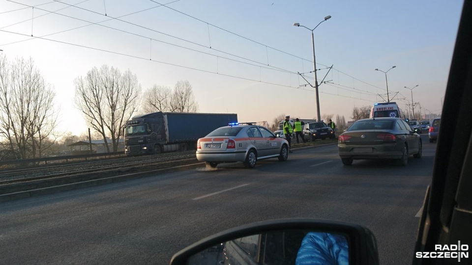 Samochód osobowy zablokował torowisko w okolicach Estakady Pomorskiej w Szczecinie. Fot. Słuchacz Rafał