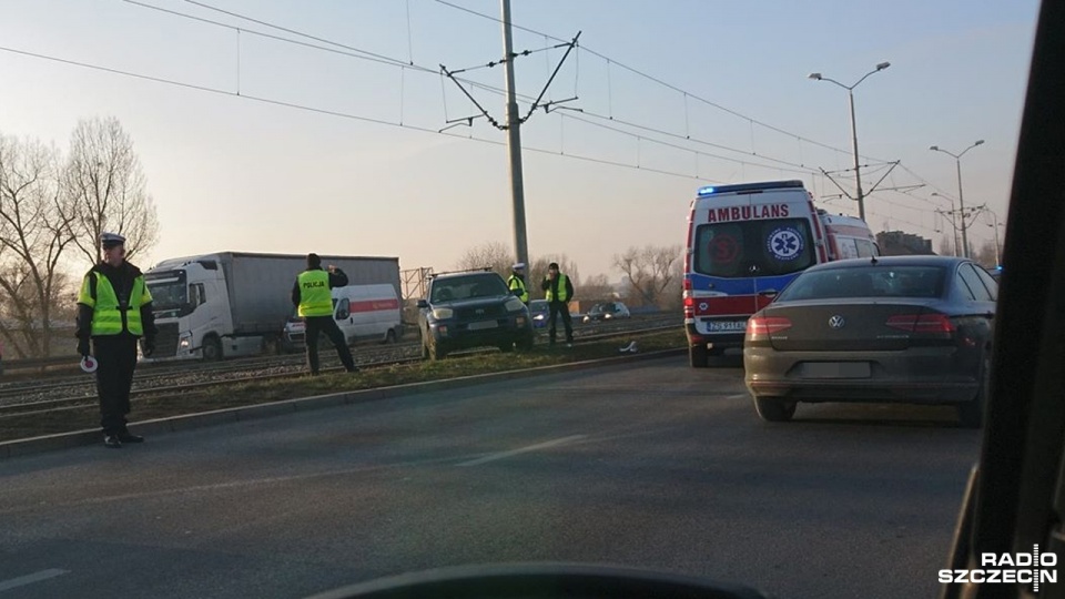 Samochód osobowy zablokował torowisko w okolicach Estakady Pomorskiej w Szczecinie. Fot. Słuchacz Rafał