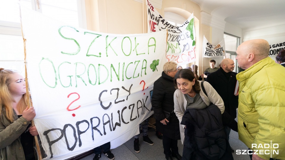 Protest rodziców i uczniów z Centrum Edukacji Ogrodniczej w Zdrojach. Fot. Robert Stachnik [Radio Szczecin]