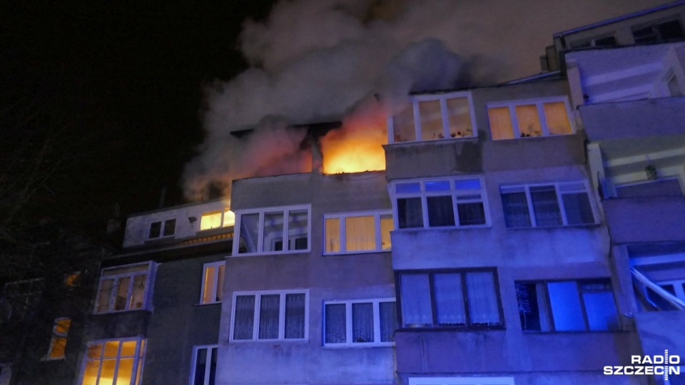 Strażacy walczyli z ogniem w 4-kondygnacyjnym budynku przy ul. Długosza. Fot. Maciej Papke [Radio Szczecin]