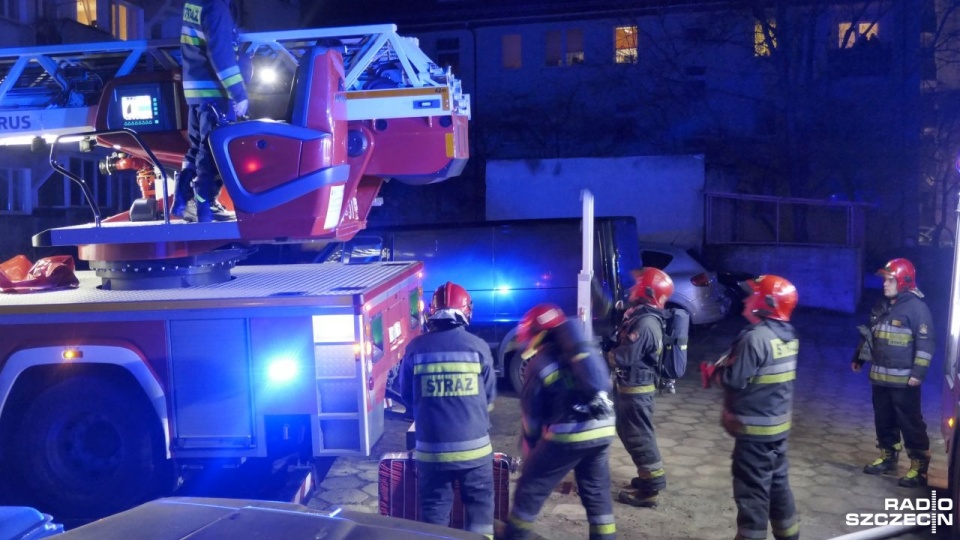 Strażacy walczyli z ogniem w 4-kondygnacyjnym budynku przy ul. Długosza. Fot. Maciej Papke [Radio Szczecin]