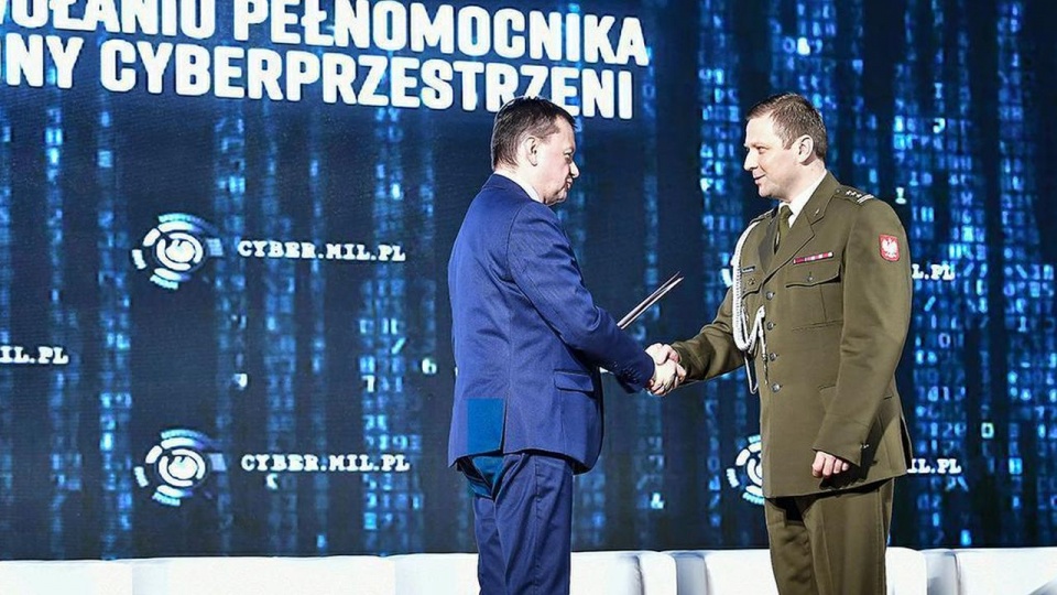 We wtorek szef MON, Mariusz Błaszczak powołał pełnomocnika ds. utworzenia wojsk obrony cyberprzestrzeni. źródło: http://mon.gov.pl/