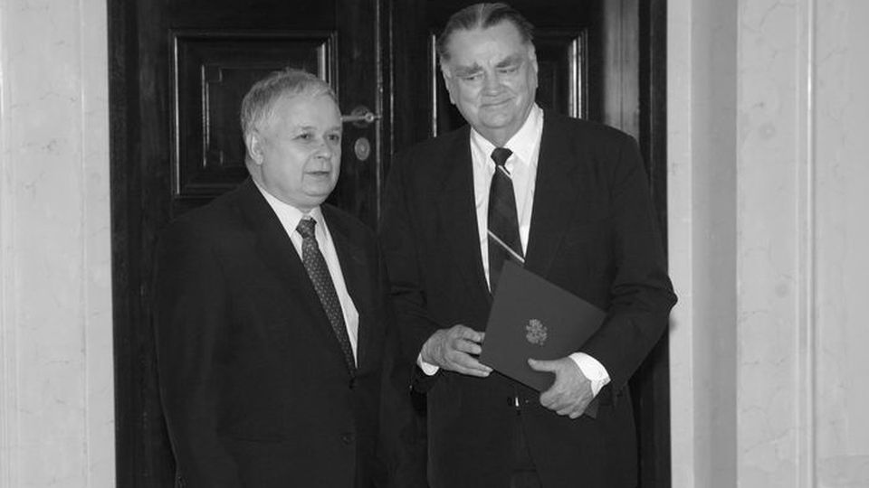 Jan Olszewski i prezydent Lech Kaczyński – wręczenie nominacji na doradcę prezydenta RP. Fot. wikipedia.org/wiki/Jan_Olszewski.