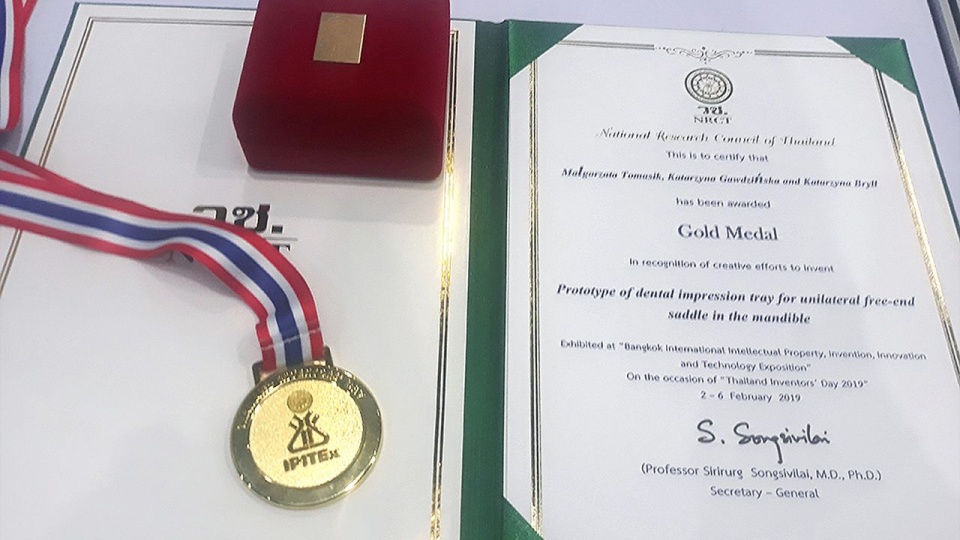 Projekty stworzone przez naukowców między innymi z Pomorskiego Uniwersytetu Medycznego w Szczecinie zdobyły 5 złotych medali podczas Międzynarodowej Wystawy Własności Intelektualnej, Wynalazków i Innowacji IPITEX 2019 w Bangkoku. Fot. pum.edu.pl