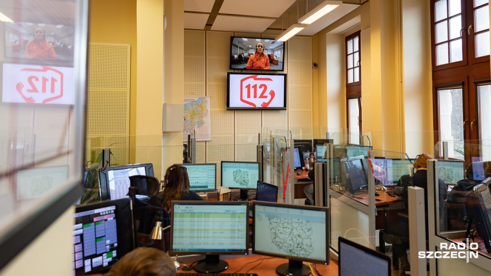 W Centrum Powiadamiania Ratunkowego w Szczecinie pracuje około 40 osób. Fot. Robert Stachnik [Radio Szczecin]