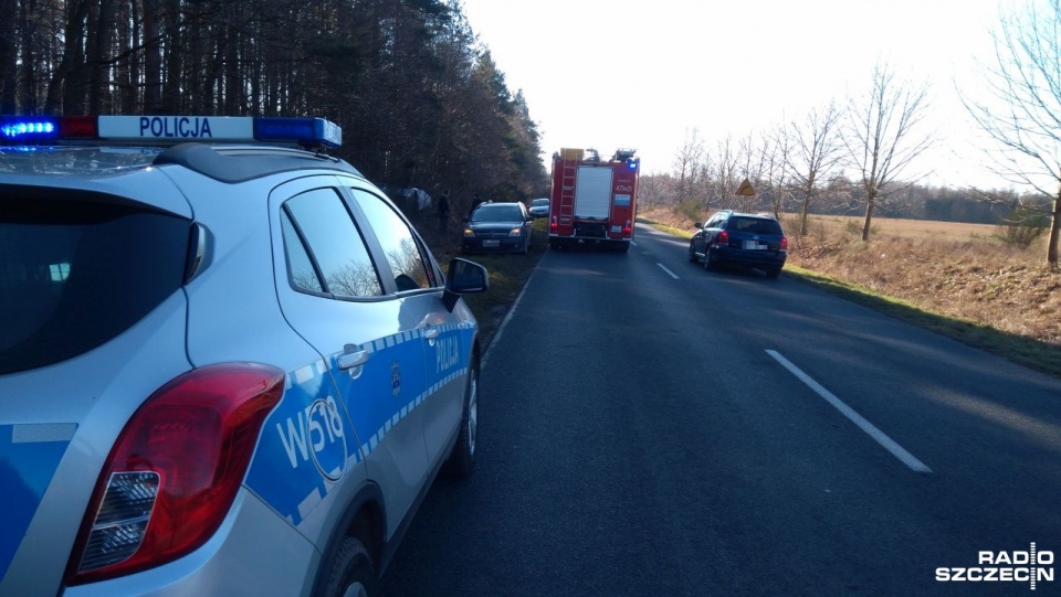 Samochód osobowy wypadł z drogi niedaleko miejscowości Charzyno, pod Kołobrzegiem. Fot. Przemysław Polanin [Radio Szczecin]