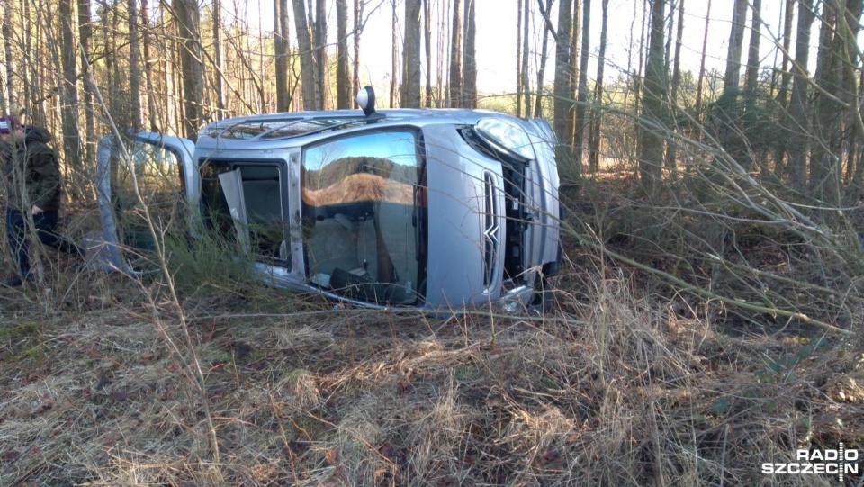 Samochód osobowy wypadł z drogi niedaleko miejscowości Charzyno, pod Kołobrzegiem. Fot. Przemysław Polanin [Radio Szczecin]