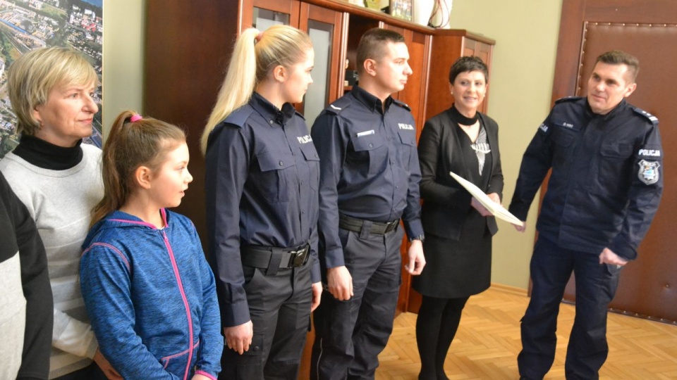 Poza podziękowaniami Kacper otrzymał również prezenty od policji i władz Kołobrzegu. Komendant zawnioskował też do KGP o przyznanie nagród policjantom, którzy uratowali turystę. Fot. Przemysław Polanin [Radio Szczecin]