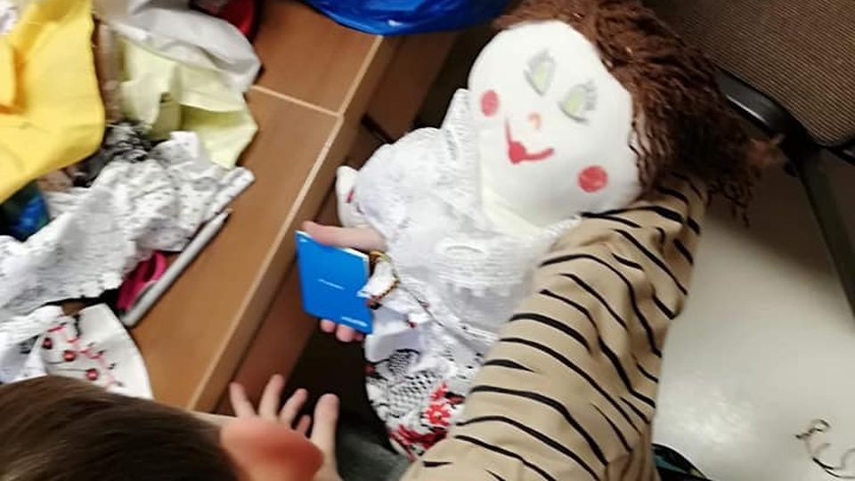 Szmaciane lalki uszyli pracownicy, po czym - podczas warsztatów - pomalowali je mali pacjenci. źródło: https://www.facebook.com/Zesp%C3%B3%C5%82-Szk%C3%B3%C5%82-Szpitalnych-w-Szczecinie