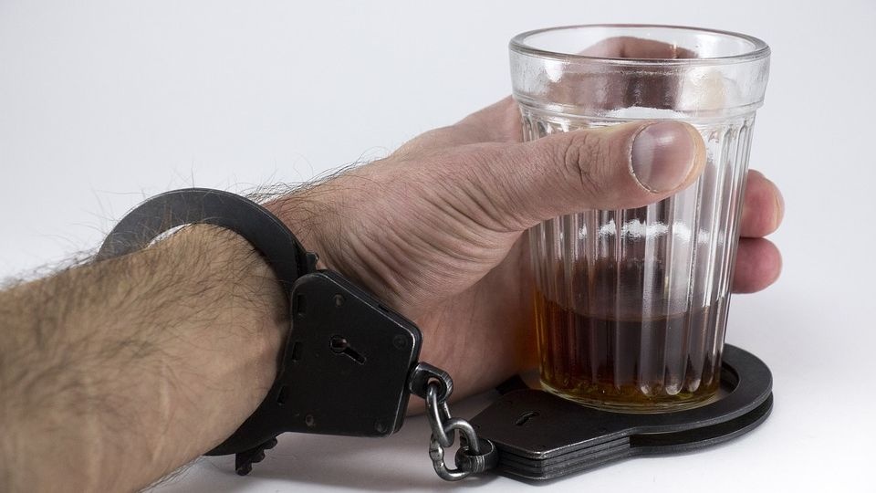 Prawie 4 promile alkoholu we krwi miał kierowca zatrzymany w Koszalinie. źródło: https://pixabay.com/pl/1901845/lechenie-narkomanii/ CC0 domena publiczna