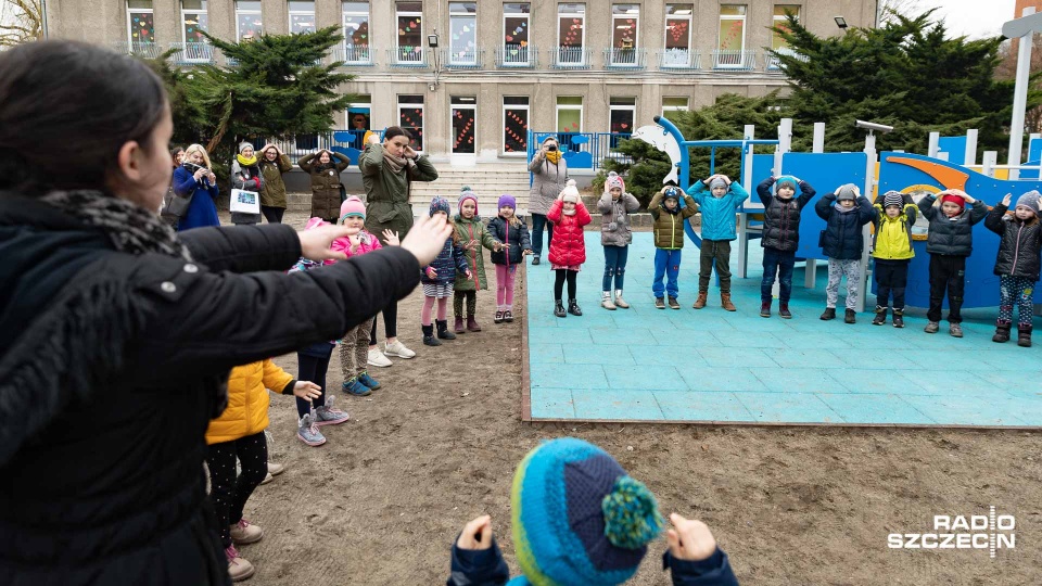 Stowarzyszenie Polites współpracuje z Publicznym Przedszkolem "Żagielek" w Szczecinie. Z okazji ogłoszenia rejsu dzieci wraz z wolontariuszami przygotowały występ, podczas którego śpiewały morskie piosenki oraz bawiły się w grę "Szymon mówi" po niemiecku.