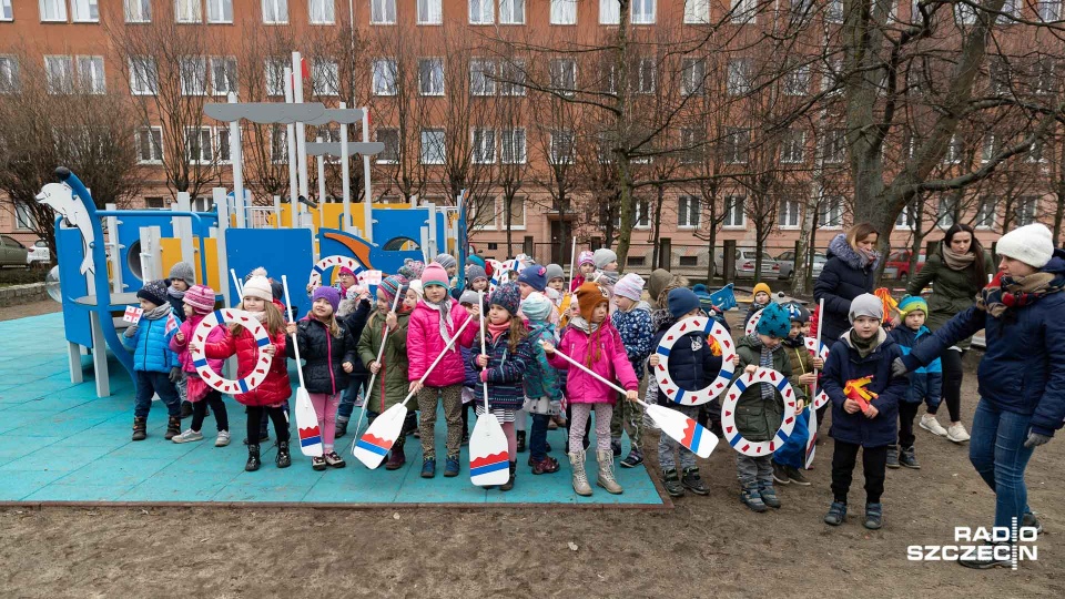 Stowarzyszenie Polites współpracuje z Publicznym Przedszkolem "Żagielek" w Szczecinie. Z okazji ogłoszenia rejsu dzieci wraz z wolontariuszami przygotowały występ, podczas którego śpiewały morskie piosenki oraz bawiły się w grę "Szymon mówi" po niemiecku.