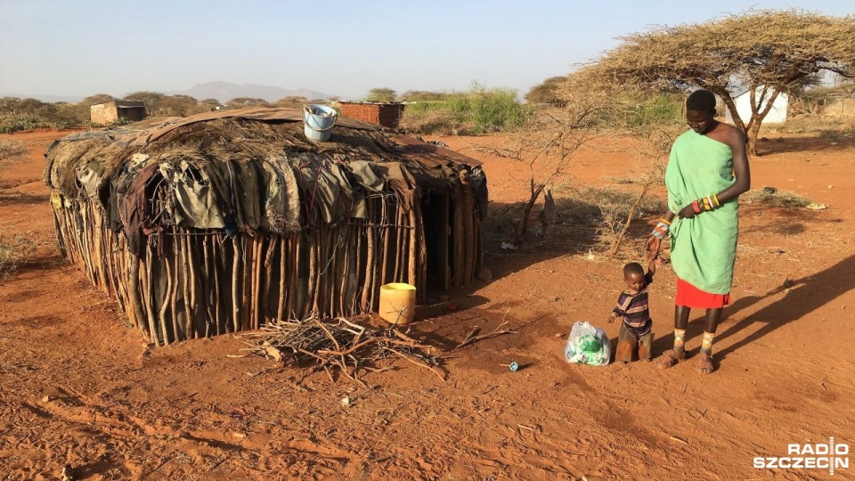 Manyatta - tak nazywają się chatki w których mieszkają ludzie z plemion Samburu. Fot. Tomasz Duklanowski [Radio Szczecin]