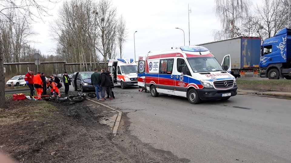 Jedna osoba została ranna w wyniku zderzenia samochodu osobowego z motorowerzystą. Fot. Andrzej Tatys