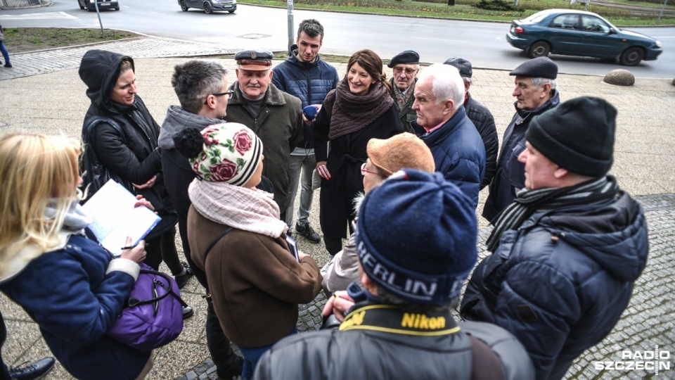 Grupa kilkunastu mieszkańców wraz z przedstawicielem miasta odwiedziła proponowane przez urzędników lokalizacje pomnika Piłsudskiego. Fot. Kamila Kozioł [Radio Szczecin]