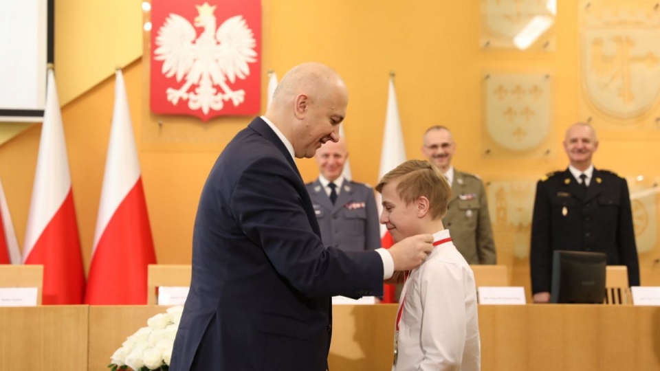 Szef MSWiA Joachim Brudziński w Opolu wręczył medale Młodych Bohaterów dwóm nieletnim, którzy wykazali się bohaterskimi czynami. źródło: https://twitter.com/MSWiA_GOV_PL