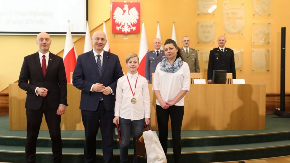 Szef MSWiA Joachim Brudziński w Opolu wręczył medale Młodych Bohaterów dwóm nieletnim, którzy wykazali się bohaterskimi czynami. źródło: https://twitter.com/MSWiA_GOV_PL