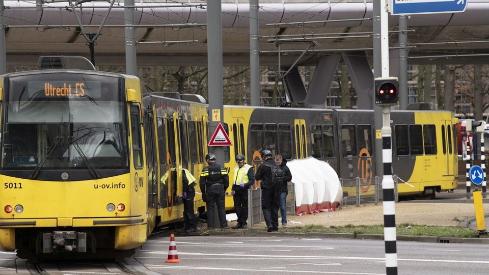 Zamachowiec otworzył ogień w tramwaju w centrum miasta. źródło: https://www.politie.nl/