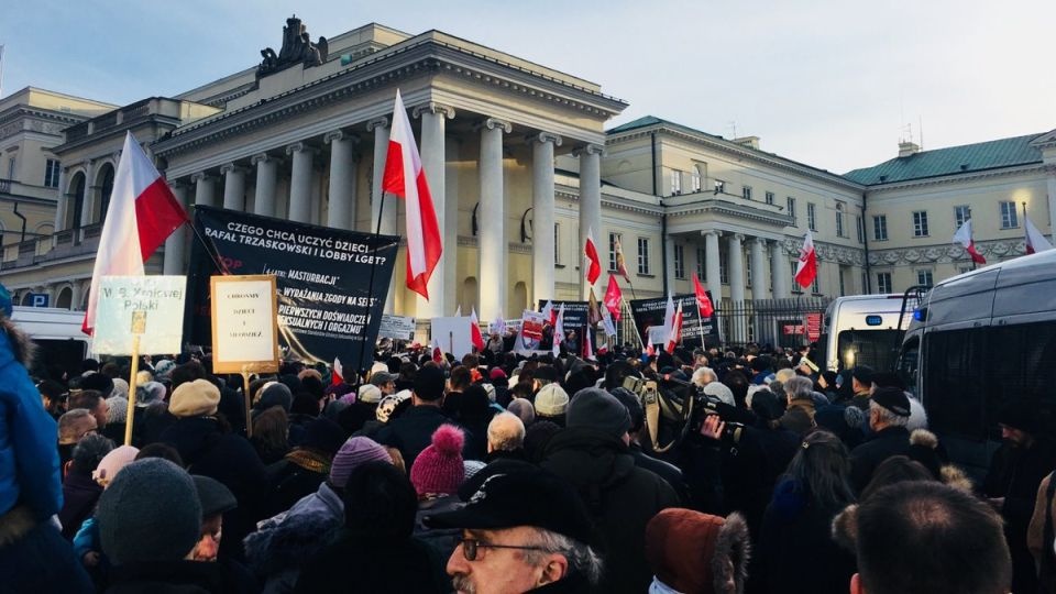 Przed warszawskim Ratuszem odbył się protest rodziców i organizacji prorodzinnych. Fot. twitter.com/OrdoIuris