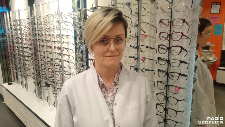 Pani Joanna Szarapanowska z salonu optycznego Viu Viu Optica zadeklarowała, że w ramach wolontariatu zmierzy zgromadzone okulary. Fot. Tomasz Duklanowski [Radio Szczecin]