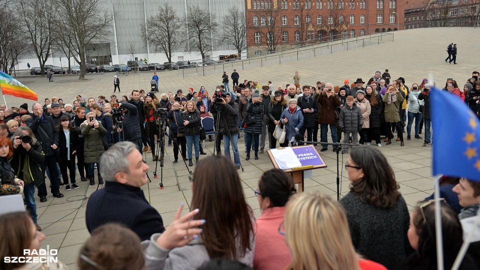 Były prezydent Słupska spotkał się z mieszkańcami Szczecina na placu Solidarności. Na jego zaproszenie odpowiedziało około 100 osób. Fot. Łukasz Szełemej [Radio Szczecin]