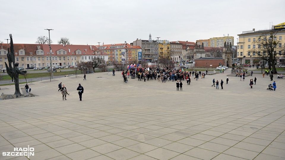 Były prezydent Słupska spotkał się z mieszkańcami Szczecina na placu Solidarności. Na jego zaproszenie odpowiedziało około 100 osób. Fot. Łukasz Szełemej [Radio Szczecin]