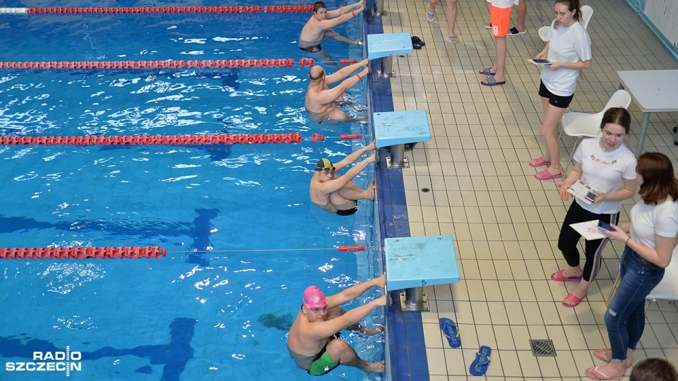 W szczecińskiej hali sportowej SDS, odbyły się 16. regionalne zawody pływackie dla osób z niepełnosprawnością intelektualną i ruchową. Fot. Łukasz Szełemej [Radio Szczecin]