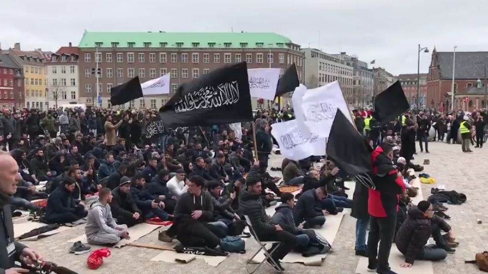 Piątkową demonstrację przed siedzibą duńskiego parlamentu zorganizowała działająca legalnie islamistyczna partia Hizb at-Tahir. źródło: https://www.facebook.com/HTSkandinavien