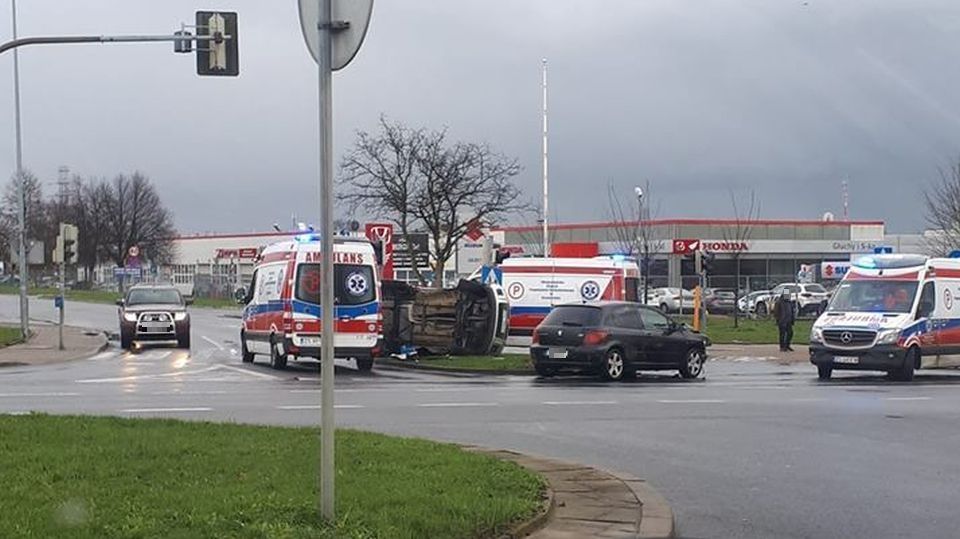 Zderzenie dwóch samochodów przy ul. Mieszka I w Szczecinie. Fot. Ja Violcia‎. Facebook/Grupa Susza!Szczecin