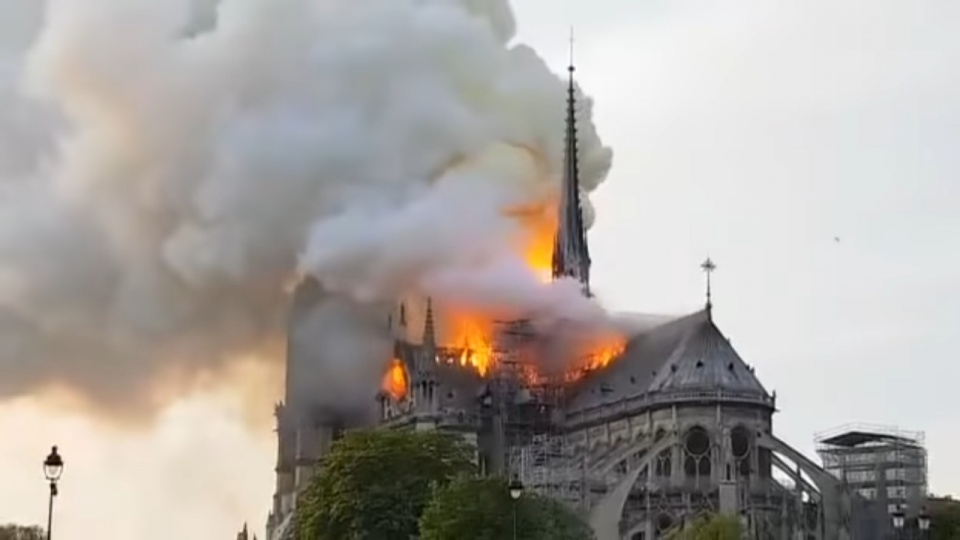 Pożar katedry Notre-Dame w Paryżu. Fot. YouTube / Grupo Joly
