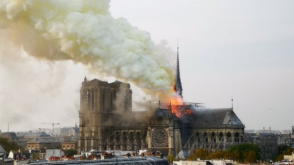 Pożar katedry Notre-Dame w Paryżu. Fot. twitter.com/fraser_rush