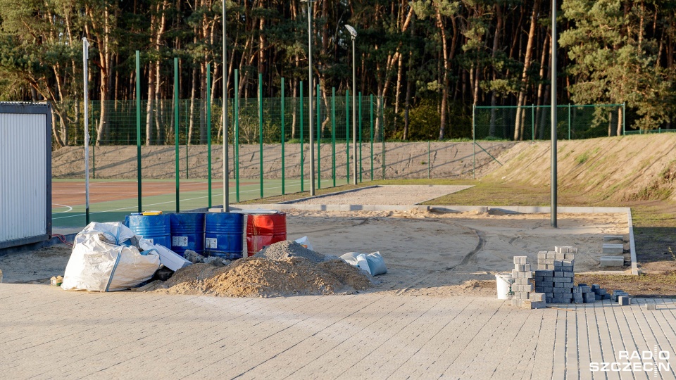 Plac zabaw, boisko do koszykówki i nowoczesne szatnie - już niedługo zakończy się drugi etap budowy kompleksu sportowego przy ulicy Lipowej w Wołczkowie. Fot. Robert Stachnik [Radio Szczecin]