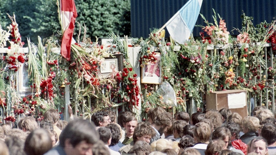 Brama Nr 2 gdańskiej Stoczni podczas strajków sierpniowych 1980. źródło: https://pl.wikipedia.org/wiki/Stocznia_Gda%C5%84ska