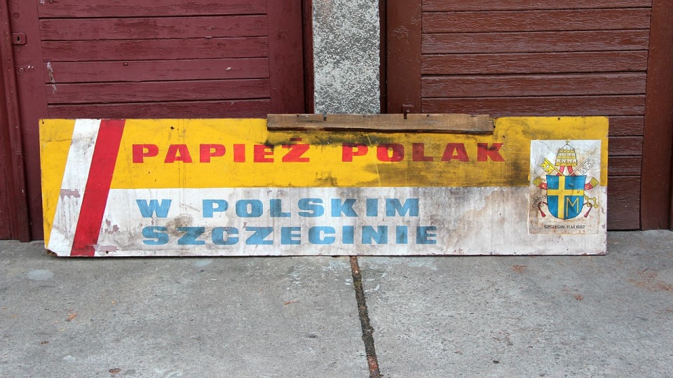 Tablica pamiątkowa z napisem "Papież Polak w polskim Szczecinie". Fot. Archiwum prywatne
