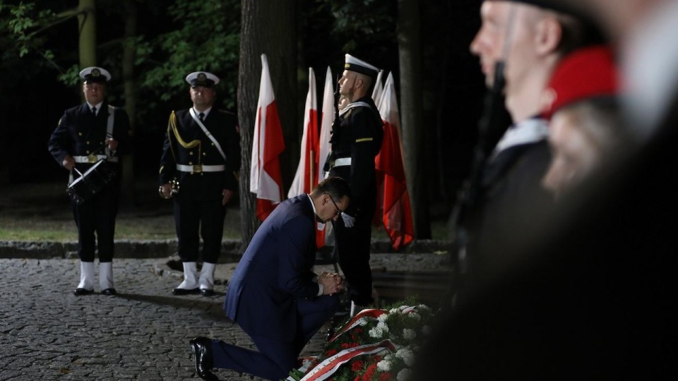 Premier Mateusz Morawiecki o 4:00 złożył kwiaty przy grobach żołnierzy na cmentarzu Wojska Polskiego na Westerplatte. Fot. twitter.com/PremierRP