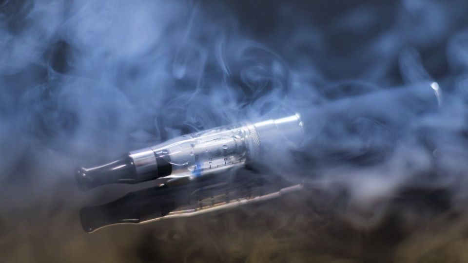 Indyjskie ministerstwo zdrowia decyzję o zakazie sprzedaży elektronicznych papierosów tłumaczy ich gwałtowną popularnością wśród młodych palaczy. źródło: https://pixabay.com/pl/photos/e-papieros-steam-parownik-zdrowie-1881957.