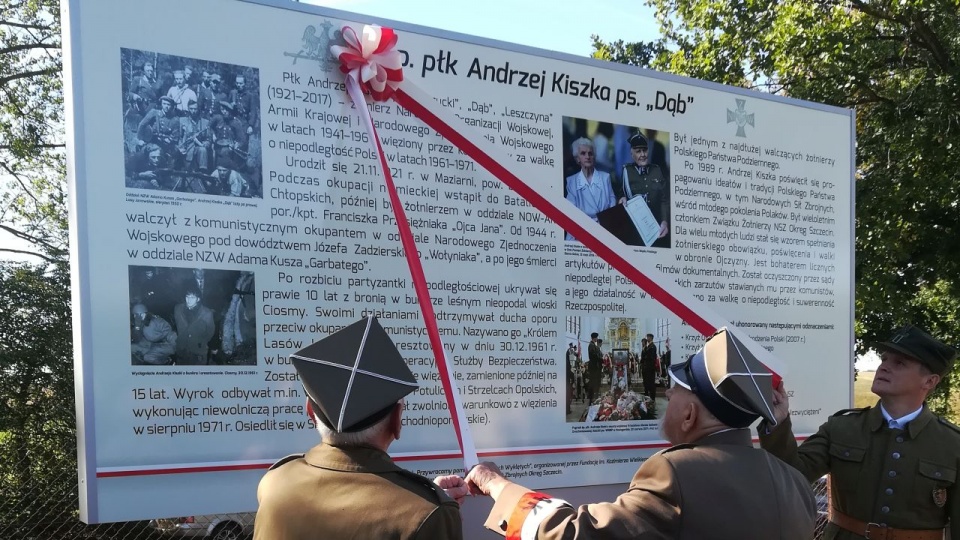 Pułkownik Andrzej Kiszka pseudonim "Dąb" został pośmiertnie uhonorowany tablicą pamiątkową - ta została odsłonięta na cmentarzu w Rogowie niedaleko Łobza. Fot. Grzegorz Kozak