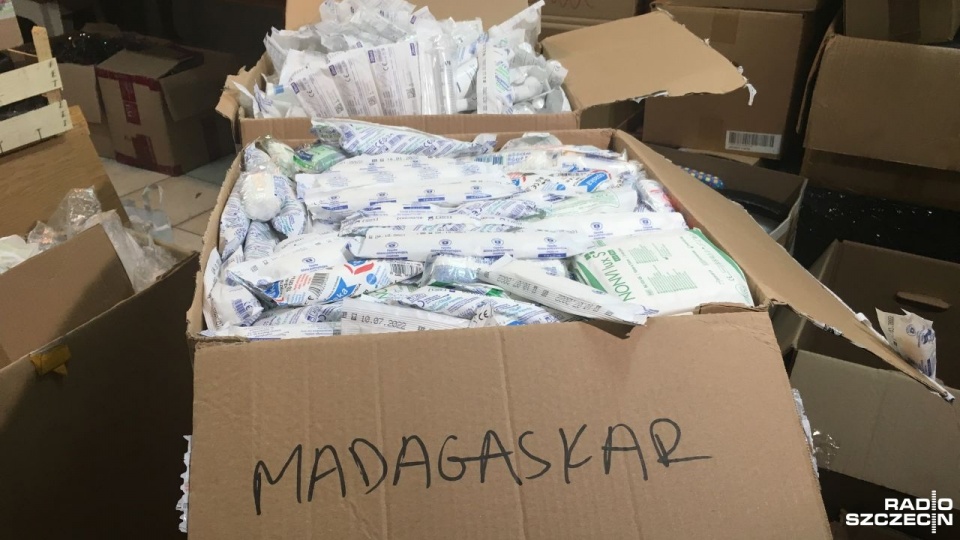 Paczki z pomocą charytatywną trafią do mieszkańców Madagaskaru. Fot. Grzegorz Gibas [Radio Szczecin]