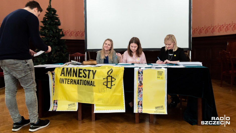 Nowo założona grupa Amnesty International Szczecin zorganizowała maraton pisania listów w obronie praw człowieka. Fot. Robert Stachnik [Radio Szczecin]