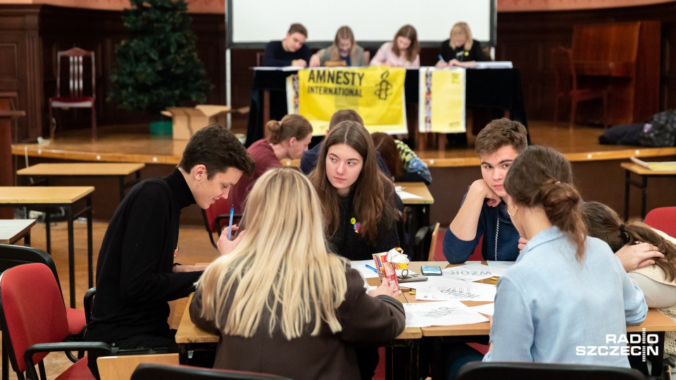 Nowo założona grupa Amnesty International Szczecin zorganizowała maraton pisania listów w obronie praw człowieka. Fot. Robert Stachnik [Radio Szczecin]