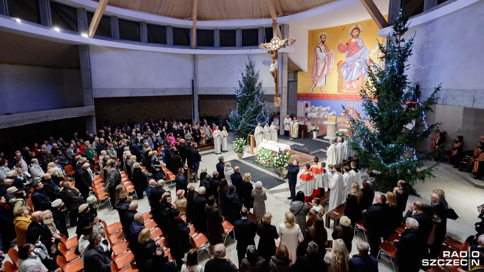 Kościół pw. św. Jana Pawła II podczas mszy był wypełniony wiernymi po brzegi. Fot. Robert Stachnik [Radio Szczecin]