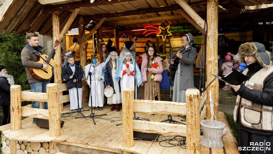 Tłumy mieszkańców Szczecina odwiedzają żywą szopkę w przy Sanktuarium Najświętszego Serca Pana Jezusa. Fot. Robert Stachnik [Radio Szczecin]