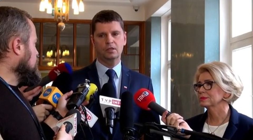 Wiceminister edukacji i nauki Dariusz Piontkowski mówił dziś o obniżeniu wymagań egzaminacyjnych z wszystkich przedmiotów o 20-25 procent.