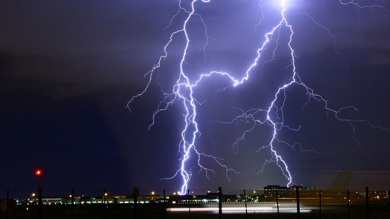 Przed silnym, porywistym wiatrem, burzami i gwałtownymi opadami ostrzega Instytut Meteorologii.