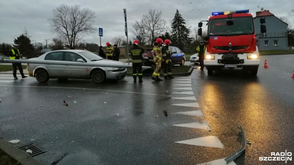 Po godzinie 8 samochód osobowy ściął lampę przy ul. 6. Dywizji Piechoty. Fot. Przemysław Polanin [Radio Szczecin]